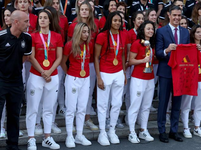 Scandalo del bacio tra Rubiales e Hermoso: fuori luogo e richiesta di dimissioni