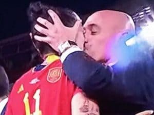 Scandalo rubiales: dimissioni imminenti dopo bacio senza consenso, polemiche e procedimento Fifa