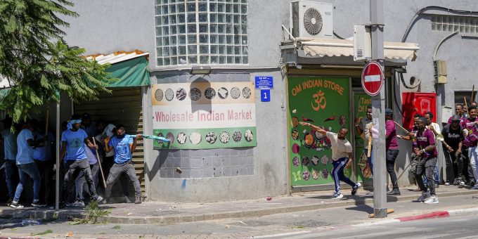 Scontri violenti fuori dall'ambasciata eritrea a Tel Aviv: decine di feriti e tensione in città