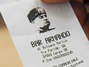 Scontrino con l'immagine di Mussolini: indignazione e polemiche infiammano il Veneto