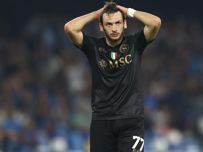 Smentita del Napoli su rinnovo Kvaratskhelia: polemiche e indignazione tra i tifosi