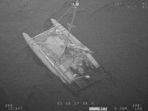 Soccorso al largo delle coste australiane: tre uomini salvati da un catamarano attaccato dagli squali