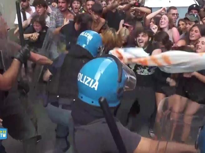 Tensione e scontri durante corteo contro visita di Giorgia Meloni a Torino