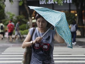 Tifone Haikui: evacuazioni, danni e blackout causati dalla violenza del vento a Taiwan