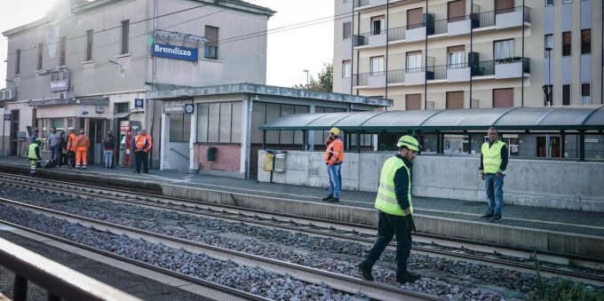 Tragedia a Brandizzo: incidente ferroviario causa la morte di cinque operai mentre il sindaco annuncia errori di comunicazione