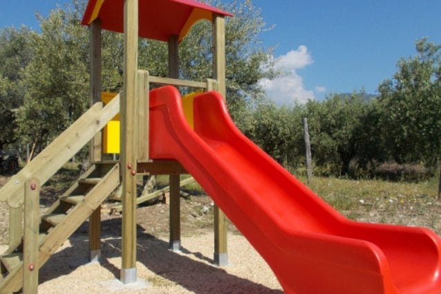 Tragedia a Livorno: madre arrestata per omicidio di bimbo di 2 anni. Una storia di fragilità familiari