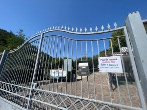 Tragedia ai Bagni di Cretone: morte di un bambino, grata mancante e negligenze