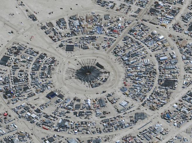 Tragedia al Burning Man: Tempeste, fuoco e inondazioni bloccano migliaia di persone nel deserto del Nevada