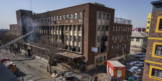 Tragedia di Johannesburg: devastante incendio nel centro fa più di 70 vittime, tra cui 12 bambini