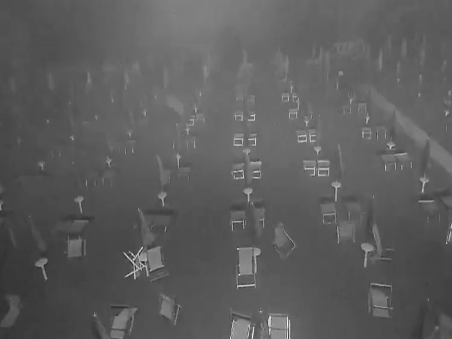 Tromba d'aria a Jesolo: distruzione sulla spiaggia e richiamo alla sicurezza