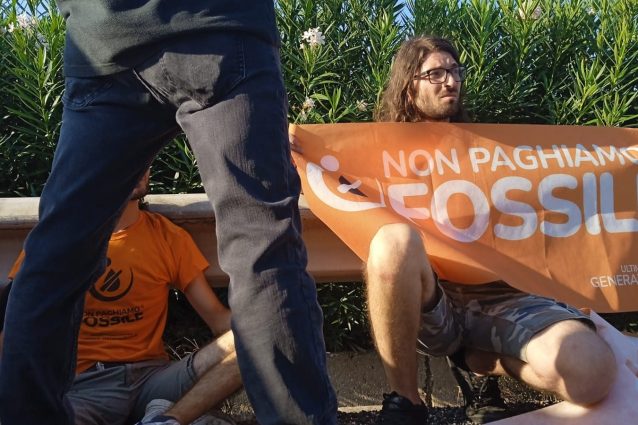 Ultima Generazione blocca l'Adriatica per chiedere un fondo da 20 miliardi per le vittime delle catastrofi in Puglia