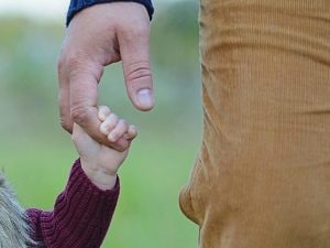 Una decisione storica: Tribunale di Trento autorizza adozione del figlio da parte del compagno di padre malato