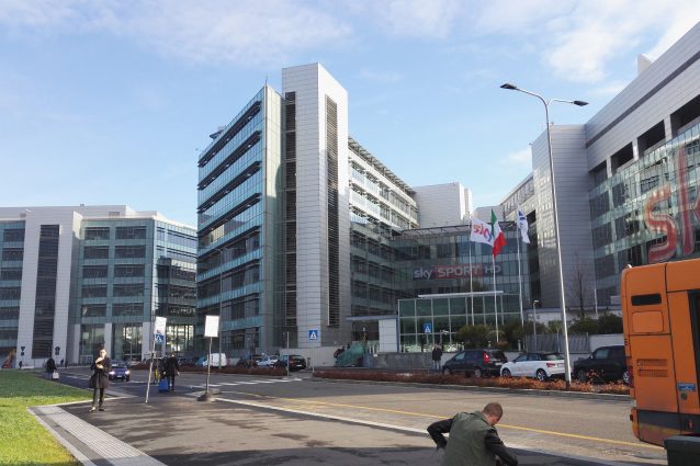 Uomo muore durante tentativo di accesso alla sede di Sky a Milano: aperta un'indagine per omicidio colposo