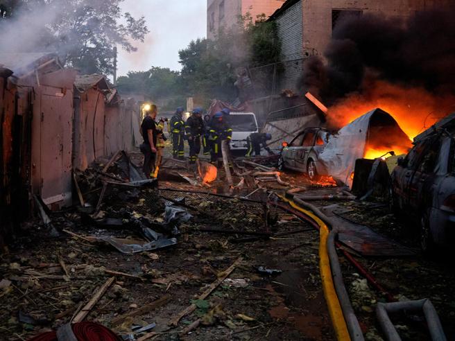 Violenti attacchi con droni tra Russia e Ucraina: nuove vittime e tensione in aumento