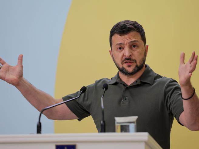 Zelensky apre alla diplomazia per la Crimea: la minaccia degli attentatori russi amplifica le preoccupazioni