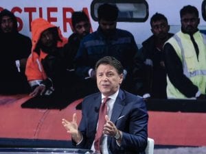 13 sbarchi di migranti in un'ora a Lampedusa, situazione critica persiste