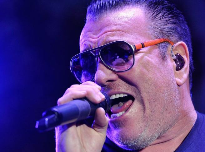 Addio a Steve Scott Harwell, ex cantante degli Smash Mouth: una grande sventura per la musica