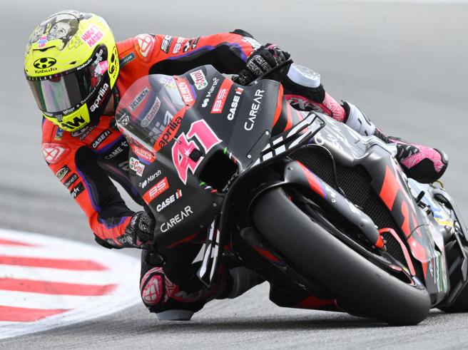 Aleix Espargaro trionfa a Barcellona nella gara sprint di MotoGP battendo Bagnaia e Vinales