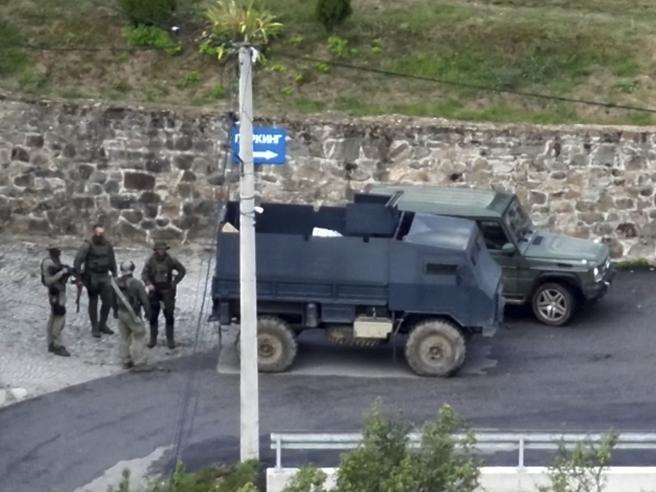 Attacchi organizzati da bande serbe contro la polizia in Kosovo