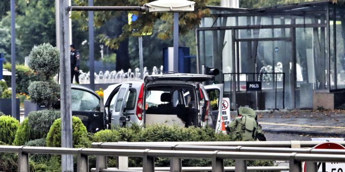 Attentato terroristico a Ankara: poliziotti feriti, tensioni in Turchia
