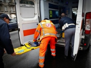 Bimba investita davanti alla scuola, uomo gambizzato a Roma