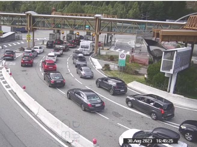 Caos nel traffico: Italia bloccata senza accesso all'Europa a causa del traforo del Monte Bianco