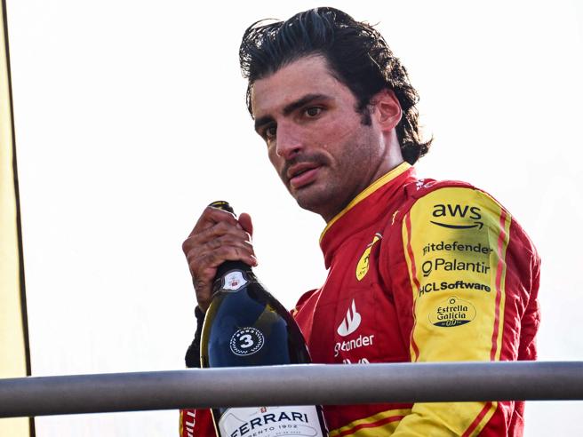 Carlos Sainz, pilota di Formula 1 per Ferrari, coinvolto in tentata rapina a Milano ma guarda già avanti alla sfida con la Ferrari