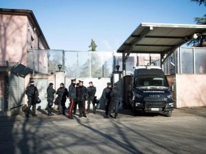 Controversia pagamento 5.000 euro: opposizione critica governo come scafisti