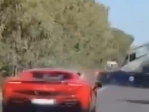 Coppia di turisti muore carbonizzata in incidente tra Ferrari e camper