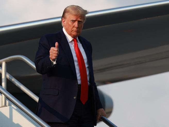 Donald Trump arrestato ad Atlanta: dibattito repubblicano segnato dalla sua ombra, Giuliani si consegna