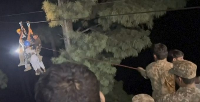 Drammatico salvataggio su funivia in Pakistan: ancora sei persone bloccate a 274 metri di altezza
