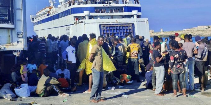 Emergenza migratoria a Lampedusa: Migranti affollano il molo