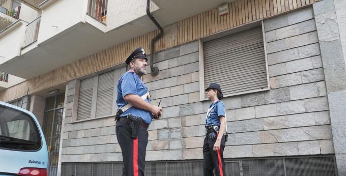 Eroico gesto salva bambina: caduta dal quinto piano di un palazzo a Torino. Tragedia nel Lecchese