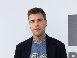 Fedez ricoverato in ospedale, condizioni migliorative ma delicate