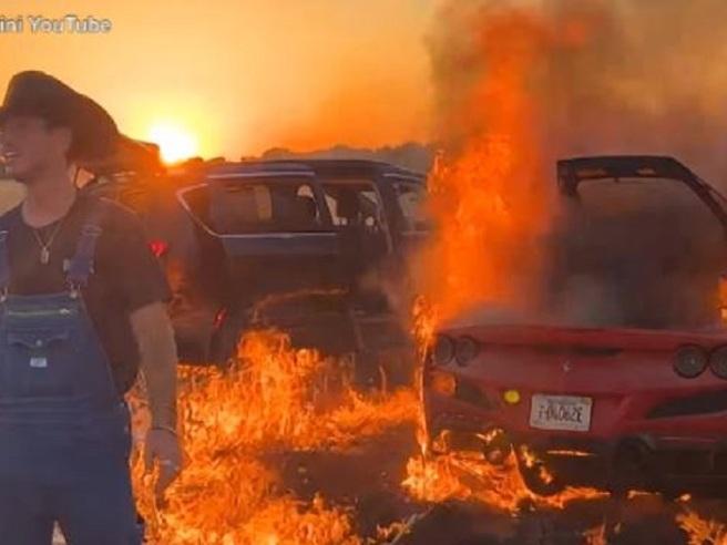 Ferrari da 240mila euro incendiata in campo di grano mentre uomo sfrecciava velocemente - video shock