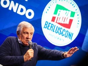 Forza Italia, Tajani sfida Meloni e Salvini per il 20% dei voti