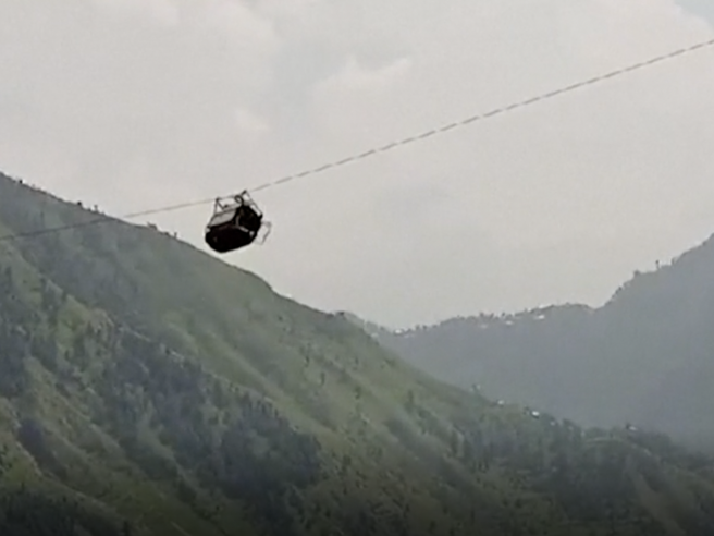 Funivia bloccata a 274 metri nel vuoto con 6 bambini a scuola: soccorsi interrotti per pericolo elevato