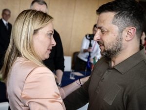 Giorgia Meloni riconosce l'errore: Crimea annessa illegalmente dalla Russia, sostegno a Zelensky