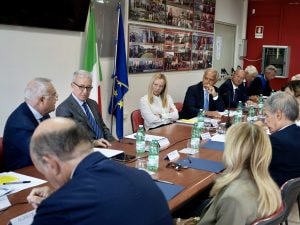 Governo italiano lotta contro pornografia online e mancata frequenza scolastica: nuove misure in arrivo