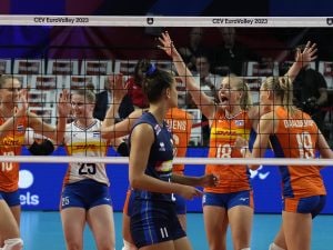 Grandi successi e delusioni per l'Italia nel volley e nel basket: la Turchia trionfa, gli azzurri sperano contro gli Stati Uniti