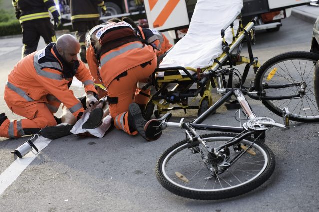 Grave incidente: giovane in bici investito da auto, ferito gravemente