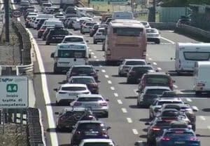 Grave incidente sull'autostrada A4: tir e pullman coinvolti, feriti e chiusura della strada