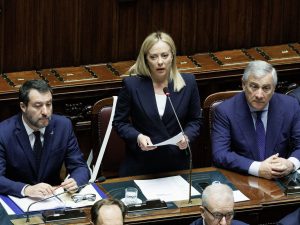 I partiti politici italiani negoziano manovra economica: famiglie, tasse, bonus benzina, medicina, pensioni