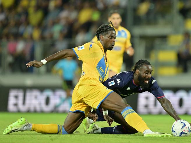 I risultati delle partite: Frosinone-Fiorentina 1-1, Monza-Bologna 0-0