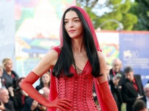 Il Festival del cinema di Venezia 2023: look lingerie, pigiama e il premio alla carriera per Liliana Cavani