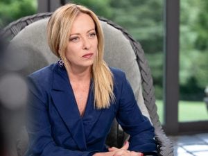 Il governo italiano sotto critiche per la mancata attuazione delle promesse economiche: bonus edilizi e migranti al centro della discussione