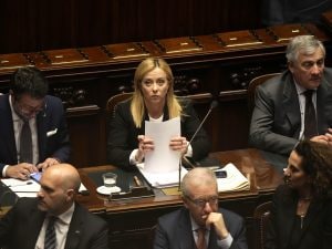 Il governo Meloni presenta la nuova manovra economica: focus su stipendi, natalità e aiuti con solidi rapporti con la Cina