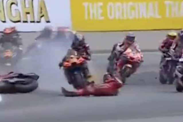 Il pilota italiano Francesco Bagnaia coinvolto in drammatico incidente durante il Gran Premio di Barcellona della MotoGP