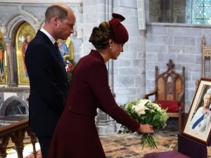 Il primo anno del regno di Carlo III: analisi, moda e omaggi a Elisabetta II