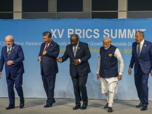 Il vertice dei Paesi Brics segna una sfida all'Occidente e al dominio del dollaro, con possibili alleanze non allineate